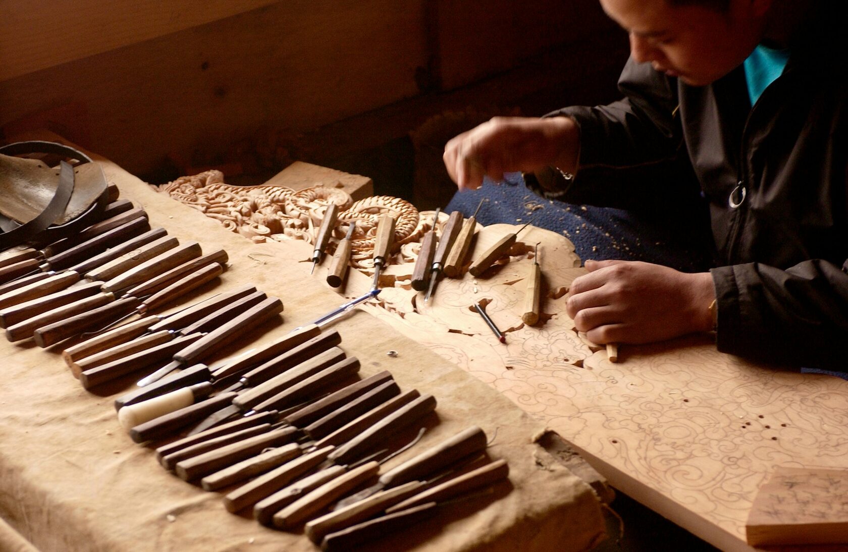 Mãos de artesão a trabalhar cortiça